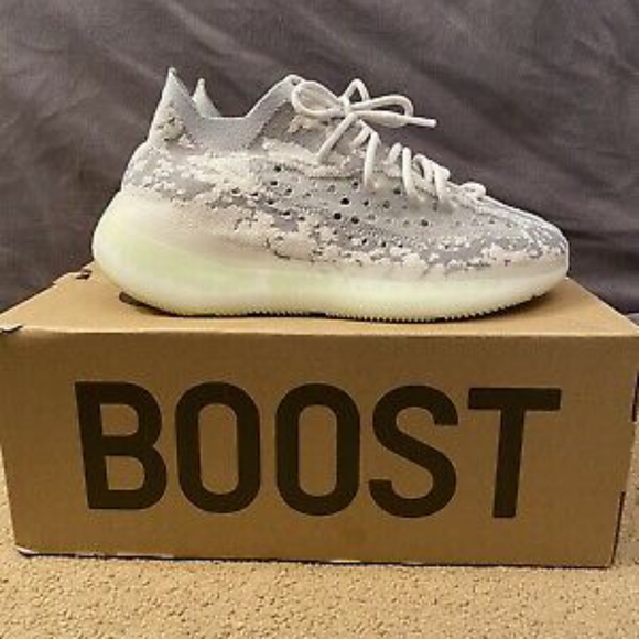 Sepatu Sneakers Adidas Yeezy Boost 350 V3 All White.